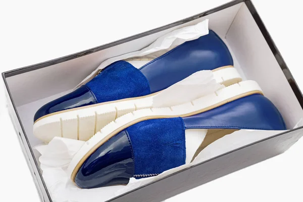 Стильная Удобная Синяя Женская Обувь Коробке Белом Фоне — стоковое фото