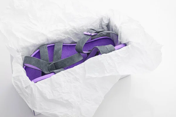 Stijlvolle Comfortabele Violet Vrouwen Sandalen Een Witte Achtergrond — Stockfoto