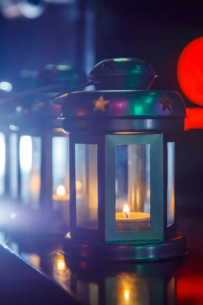 Decorazione Con Lanterne Luminose Sul Tavolo Natura Morta — Foto Stock