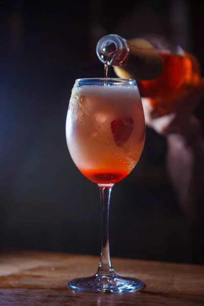 Bevanda Alcolica Con Fragola Sul Bar Cocktail — Foto Stock