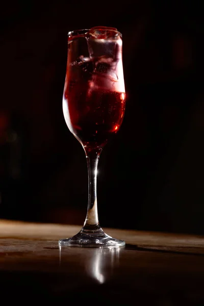 Red Cocktail Tall Glass Bar Close — Stock Photo, Image