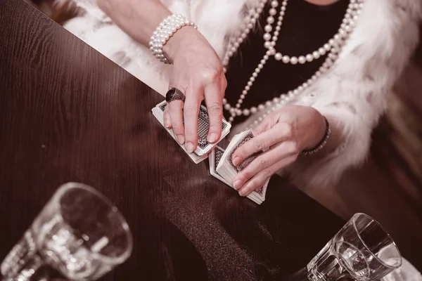 Γυναικεία Χέρια Ευκρινέστερη Αποτρέπει Μια Τράπουλα Ένα Υπόγειο Καζίνο Γκρο — Φωτογραφία Αρχείου
