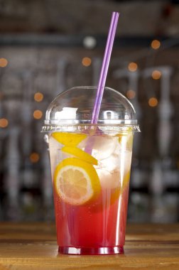 Limonata arka plan bulanık üzerinde plastik bir kap içinde