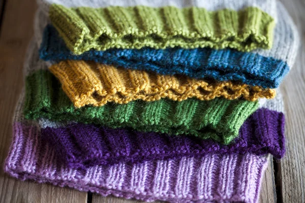 Многоцветные Трикотажные Шляпы Крупным Планом Деревянном Фоне — стоковое фото