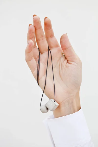 Die Hand Der Frau Hält Eine Elegante Graue Perlenkette — Stockfoto