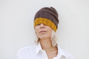 Sıcak kahverengi beanie yün örgü şapkalı güzel genç kadın.
