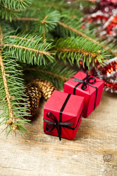 Χριστουγεννιάτικο Έλατο Pinecones Και Διακοσμητικά Κουτιά Έναν Ξύλινο Πίνακα — Φωτογραφία Αρχείου