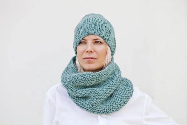 Pretty Young Woman Warm Turquoise Knitted Hat Snood — Stock Photo, Image
