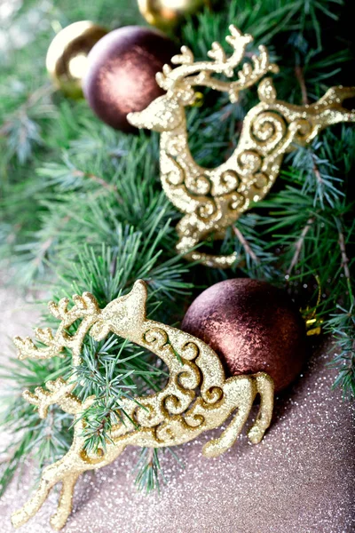 Decorações Natal Evergreen Ramo Abeto Veados Dourados Bolas Marrons Closeup — Fotografia de Stock