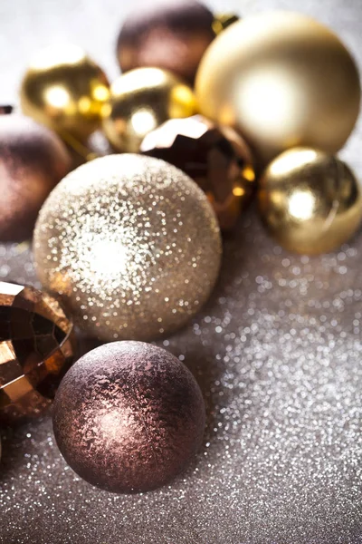 황금빛과 갈색으로 크리스마스 장식들이 배경으로 장식되어 — 스톡 사진