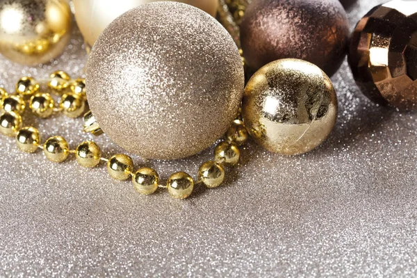 황금빛과 갈색으로 크리스마스 장식들이 배경으로 장식되어 — 스톡 사진