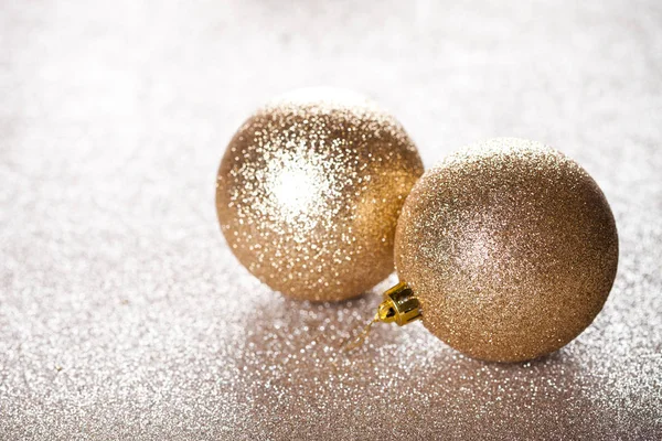 Χριστουγεννιάτικες Χρυσές Διακοσμήσεις Closeup Στο Φόντο Glitter — Φωτογραφία Αρχείου