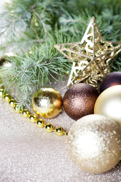 クリスマスの装飾 常緑樹のモミの木の枝 ゴールデン スター 茶色のボール クローズ アップ — ストック写真