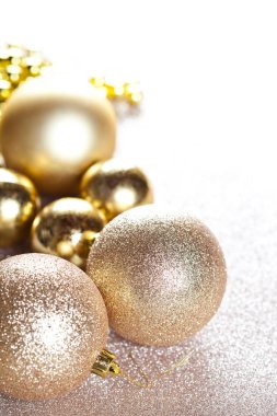 Noel altın glitterdecorations closeup glitter arka plan üzerinde.