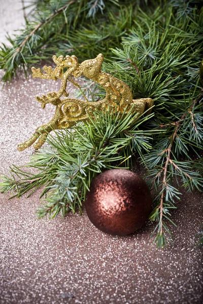 Weihnachtsdekoration Immergrüne Tannenzweige Goldhirsche Braune Kugeln Großaufnahme — Stockfoto
