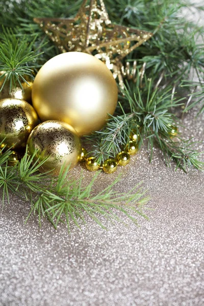 Kerst Decoraties Groenblijvende Dennenboom Tak Closeup Goud Glitter Achtergrond — Stockfoto