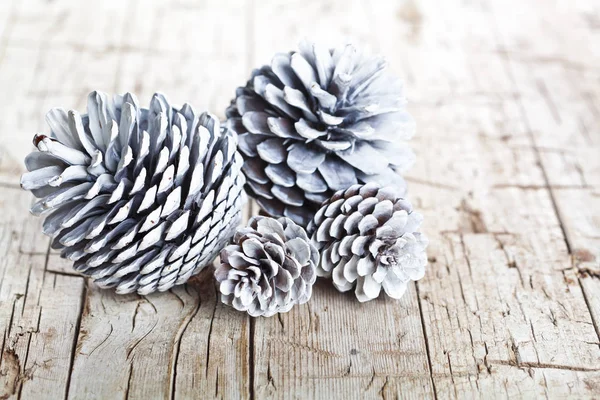 Cones Pinho Decorativos Brancos Closeup Fundo Madeira Rústico — Fotografia de Stock