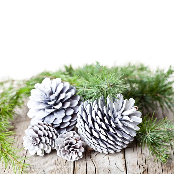 Noel Süsleri Evergreen Köknar Ağacı Dalı Beyaz Çam Kozalakları Ahşap — Stok fotoğraf