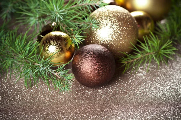 Kerst Decoraties Groenblijvende Dennenboom Tak Closeup Goud Glitter Achtergrond — Stockfoto