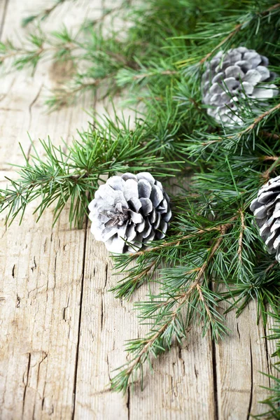 Świąteczne Dekoracje Evergreen Gałąź Jodły Białe Szyszki Sosny Zbliżenie Drewnianym — Zdjęcie stockowe