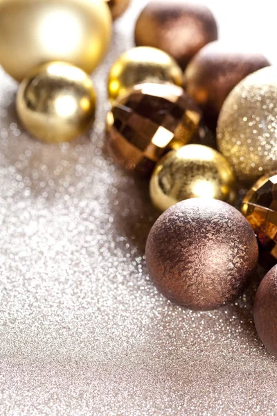 Décorations Dorées Brunes Noël Gros Plan Sur Fond Paillettes — Photo