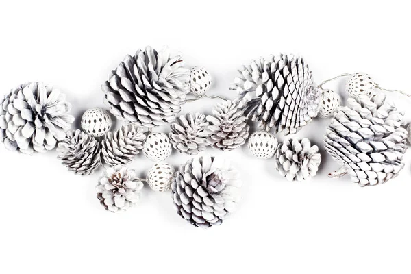 Cones Pinho Decorativos Brancos Bolas Closeup Fundo Branco — Fotografia de Stock