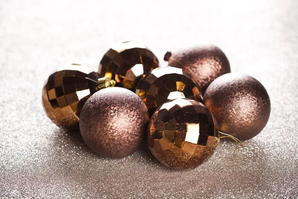 Χριστουγεννιάτικα Χρυσά Και Καφέ Διακοσμήσεις Closeup Στο Φόντο Glitter — Φωτογραφία Αρχείου