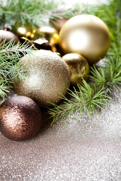 Kerst Decoraties Groenblijvende Dennenboom Tak Closeup Goud Glitter Achtergrond — Stockfoto