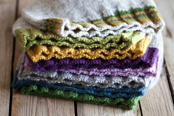 Chapeaux Tricotés Multicolores Gros Plan Sur Fond Bois — Photo