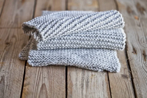 Gebreide lichte grijze sjaal — Stockfoto