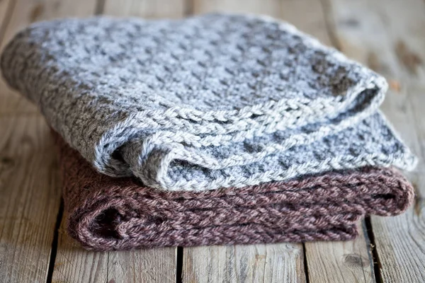 Écharpes tricotées en laine grise et marron — Photo