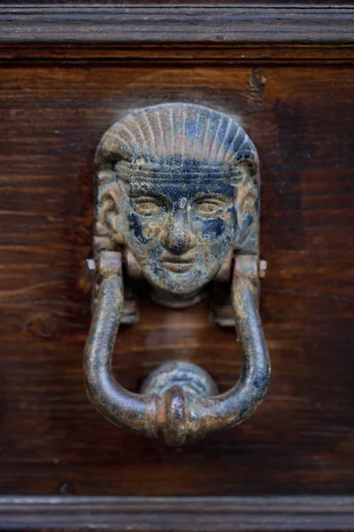Стародавні італійський двері молоток — стокове фото