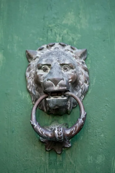 Forntida italiensk lejonformad dörrknackare — Stockfoto