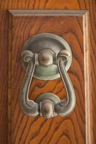 Oude Italiaanse deur knocker — Stockfoto