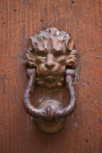 Αρχαία ιταλική λιοντάρι σχήμα πόρτα knocker — Φωτογραφία Αρχείου