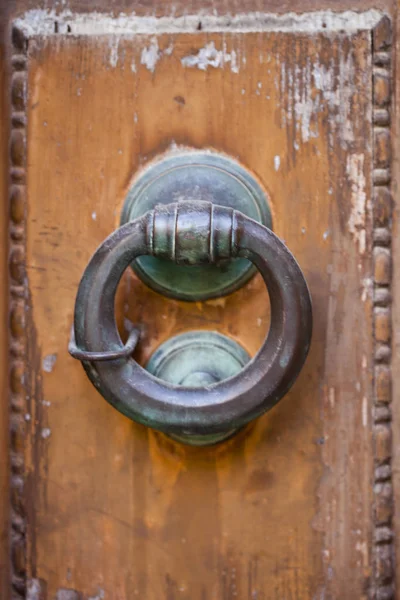 Punho da porta italiana antiga — Fotografia de Stock