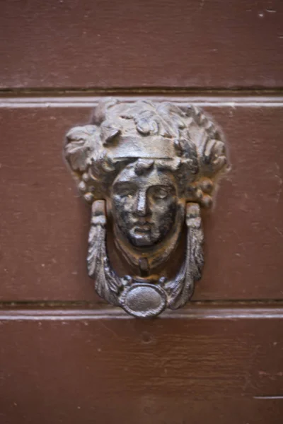 Oude Italiaanse deur knocker. — Stockfoto