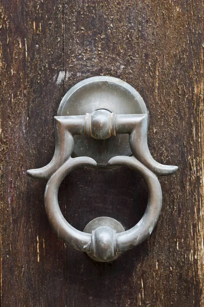 Oude Italiaanse deur knocker. — Stockfoto