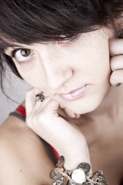 Genç brunet kadın portresi.