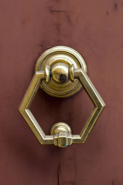 Antica porta italiana anello bussare . — Foto Stock