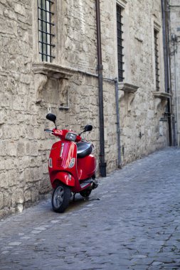 Rome, İtalya - 31 Mart 2019: Kırmızı Scooter Vespa üzerinde eski st Park