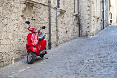 Rome, İtalya - 31 Mart 2019: Kırmızı Scooter Vespa üzerinde eski st Park