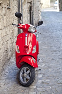 Rome, İtalya - 31 Mart 2019: Kırmızı Scooter Vespa üzerinde eski st Park
