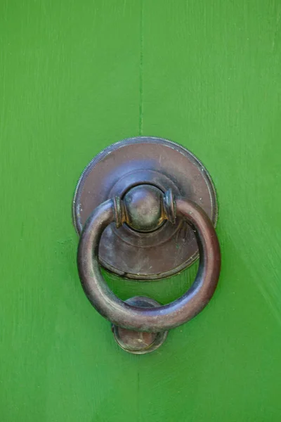 Antiga porta italiana anel batedor — Fotografia de Stock