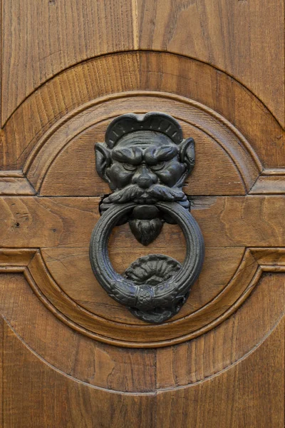 Oude Italiaanse deur knocker. — Stockfoto