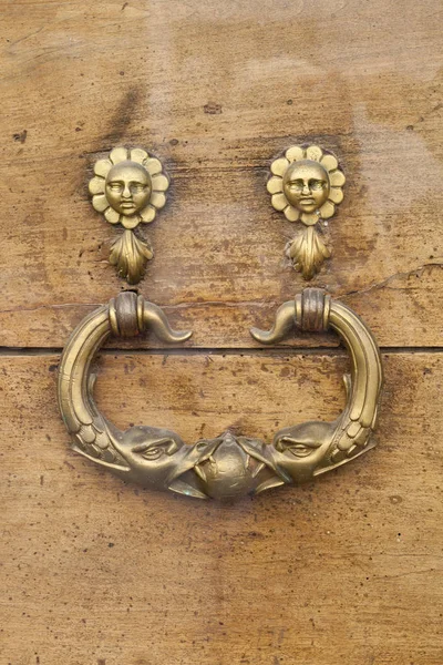 Starożytne włoski drzwi Kołatka złoty pierścień — Zdjęcie stockowe