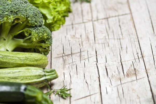 素朴な木製の背景に緑の野菜各種. — ストック写真