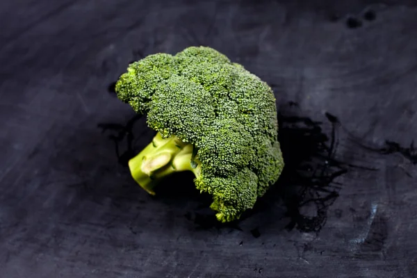 Färska gröna blöta broccoli. — Stockfoto