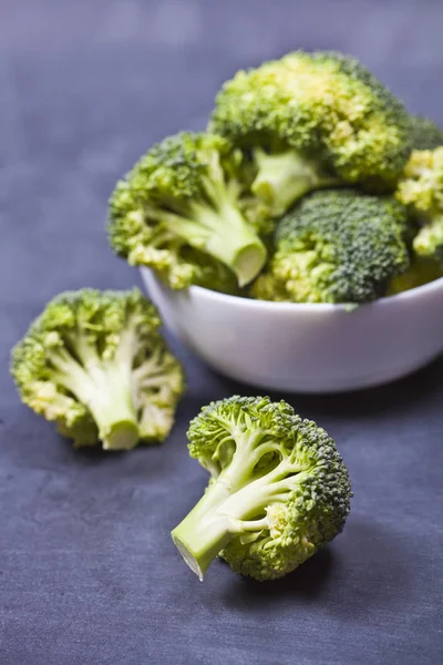 Färsk grön ekologisk broccoli i vit skål — Stockfoto