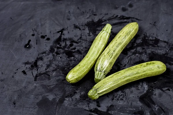 Courgettes fraîches bio vertes . — Photo